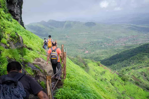 trekking in tirthan valley